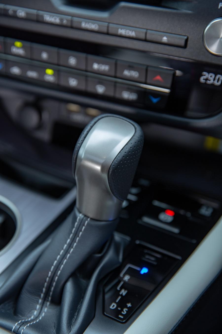 Детали интерьера Lexus RX450h F-Sport 2019 года  (UK) (фото 16 из 40)